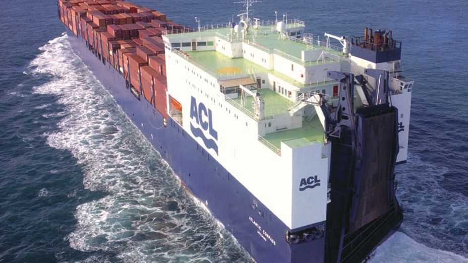 Containerfartyget ACL på färd till sjöss.