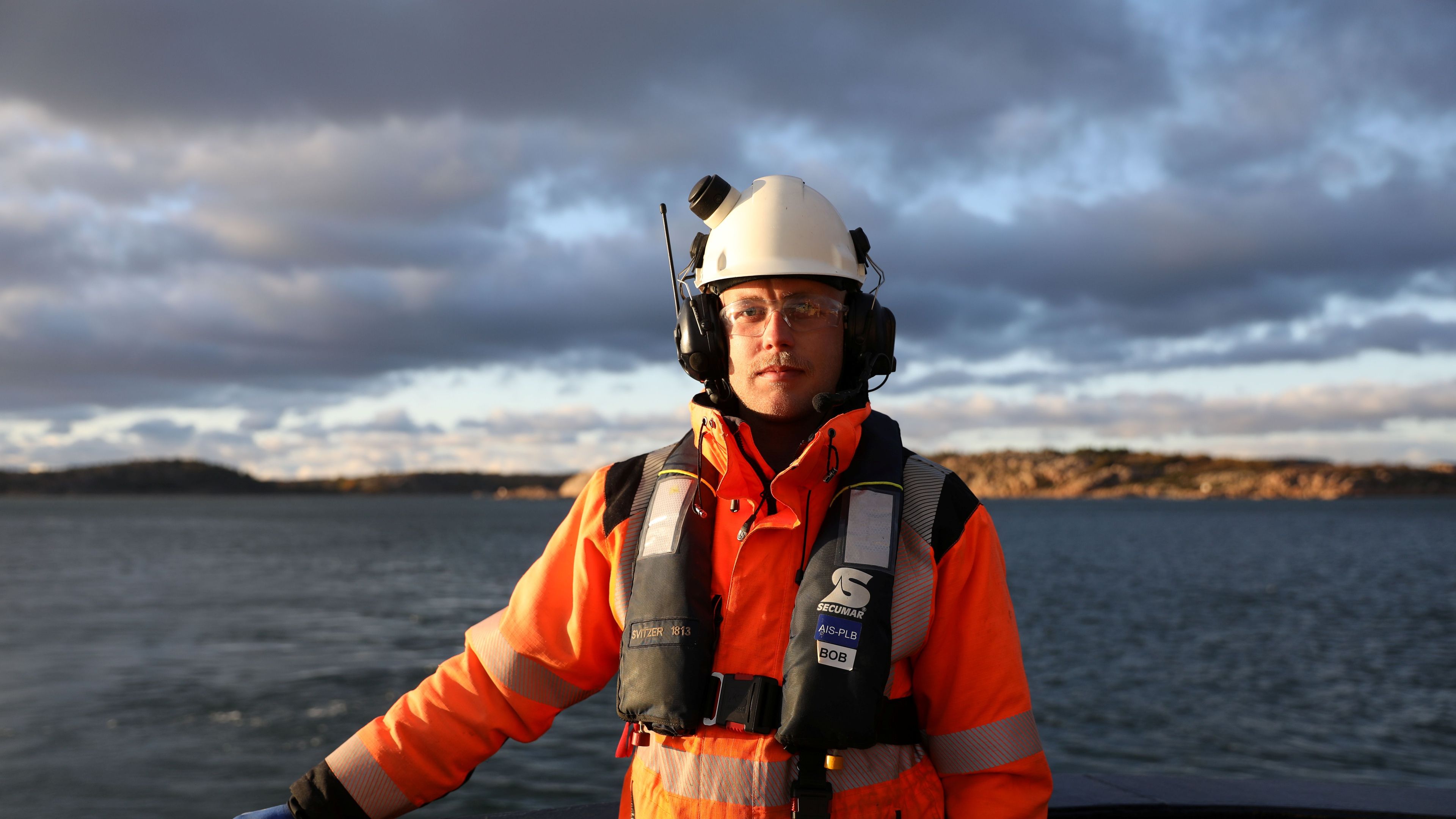 Matros i varselkläder i solnedgång