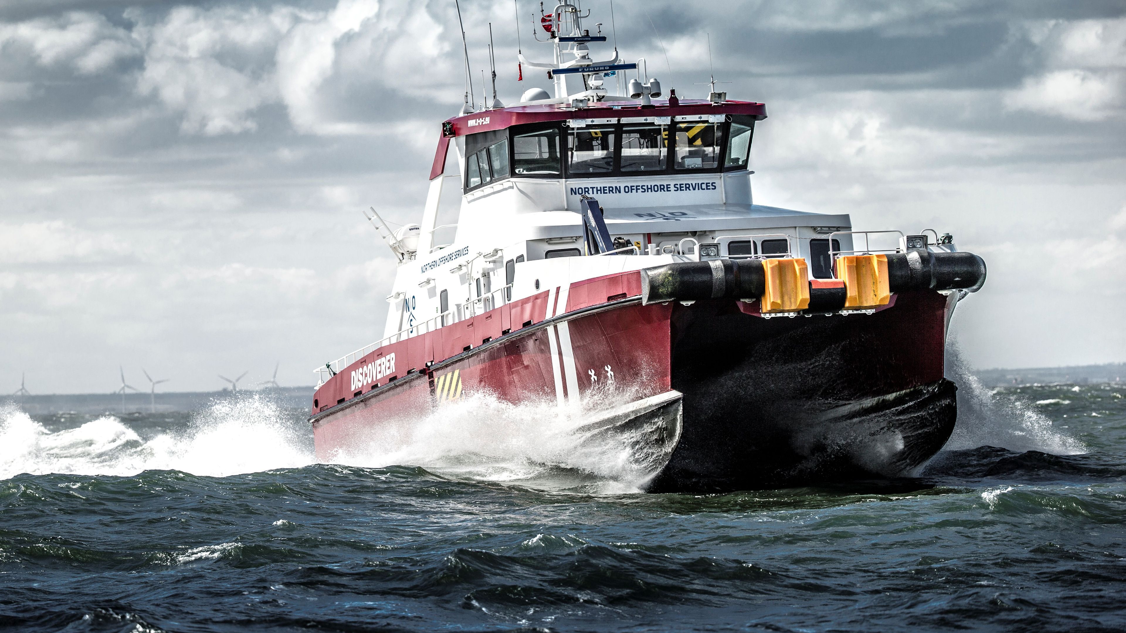 Supplyfartyget Discoverer under färd med vågar som slår.