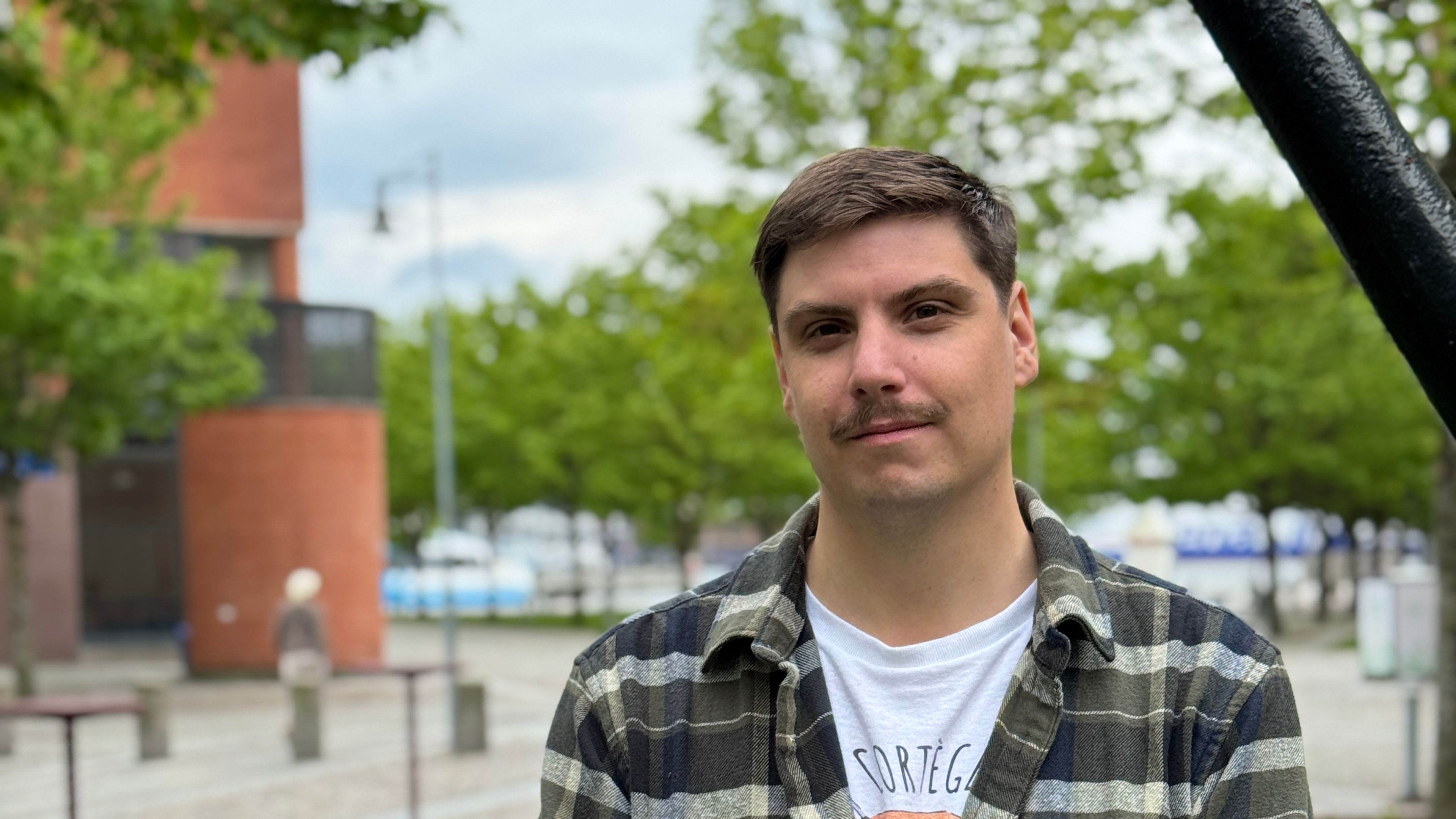 Porträttbild på Joel, kille i 20-årsåldern, framför Chalmers Lindholmen