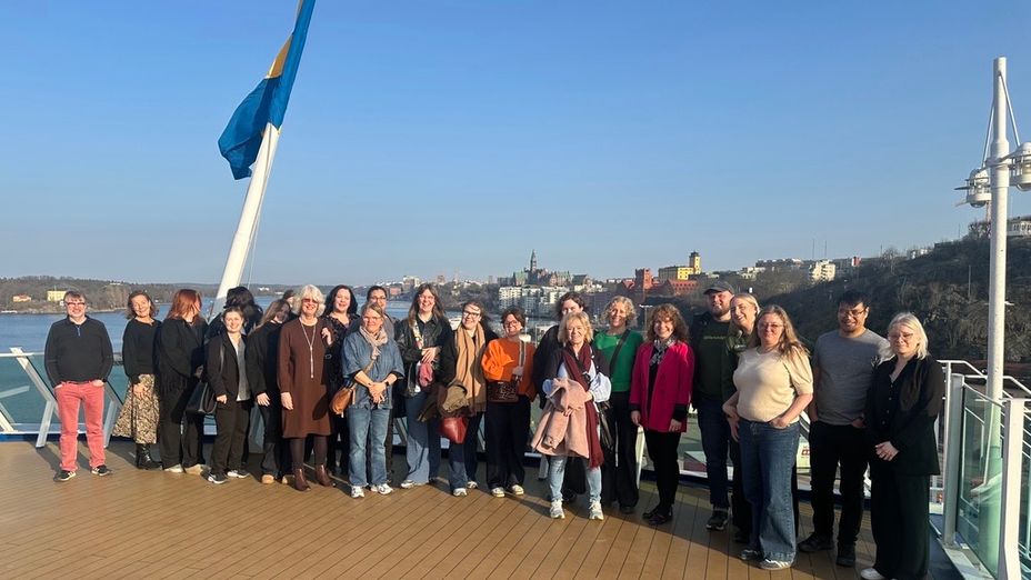 Gruppbild av deltagarna på SYV-träff i Stockholm i fören på Birka Gotland.