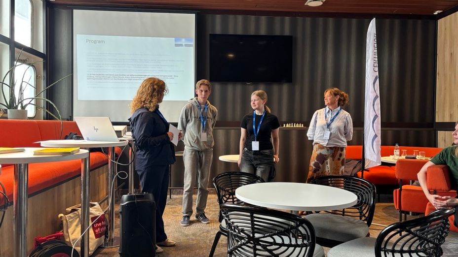 Moderator Carolina intervjuar eleverna Vilgot och Ess på scen tillsammans med biträdande rektor Christin.