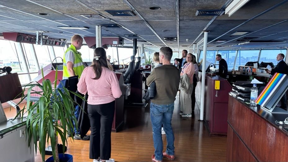 Andrestyrman visar bryggan på Finnpartner för ett antal SYV:are