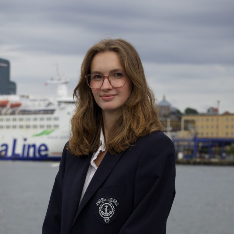 Porträttbild på studenten Karin framöver Göta älv med Stena Lines fartyg i bakgrunden