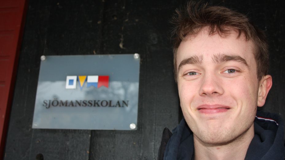 Eleven Emil bredvid skylten till Sjömansskolan i Stockholm.