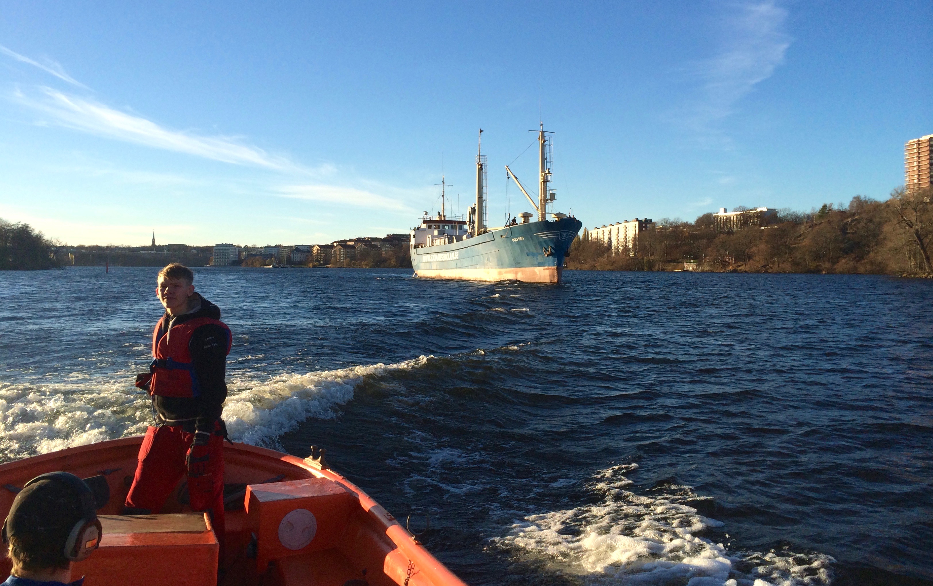 Fabian i livbåten Polfors i bakgrunden