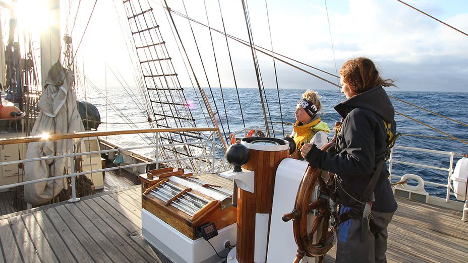 En elev på segelfartyget T/S Gunilla med havet i bakgrund