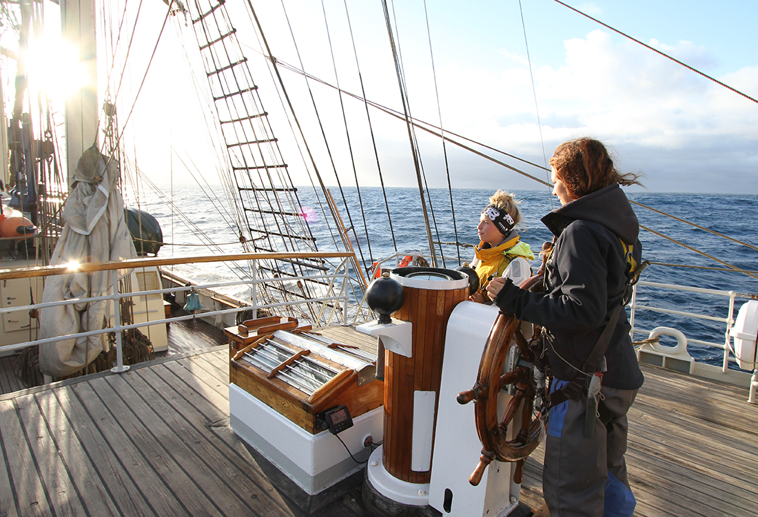 En elev på segelfartyget T/S Gunilla med havet i bakgrund