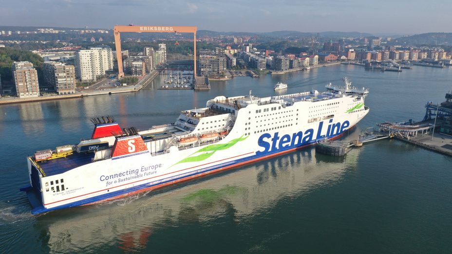 Stena Germanica på väg in i Göteborgs hamn med Eriksbergskranen i bakgrunden.
