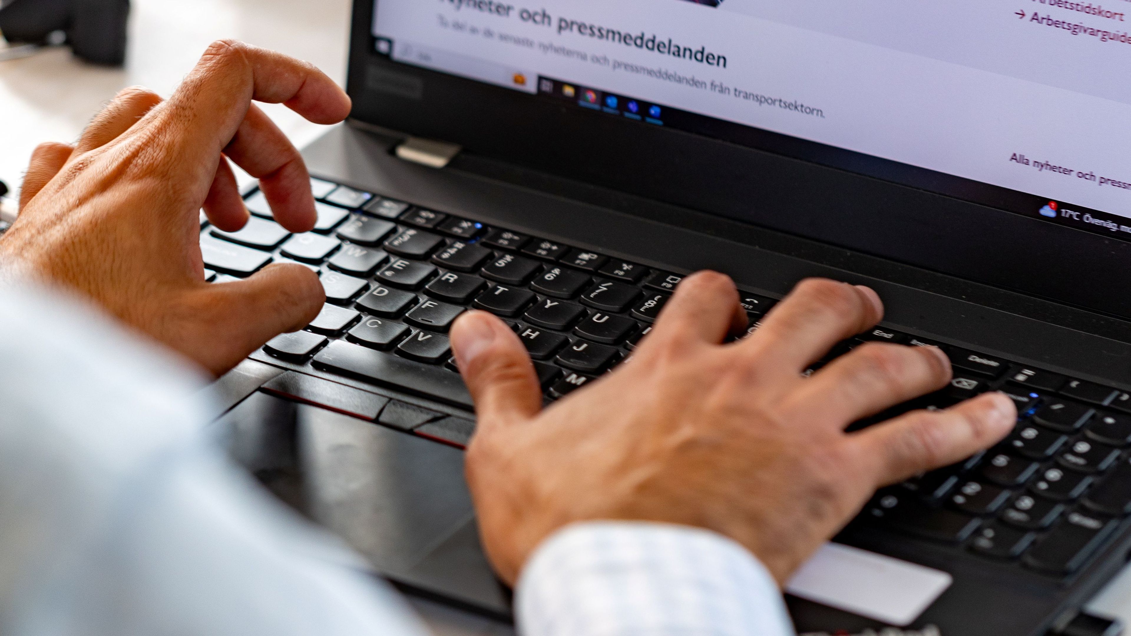 Fokus på händer som skriver på en laptop