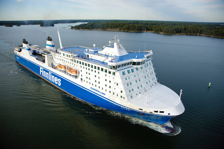 Ett av Finnlines fartyg till sjöss, taget något uppifrån.