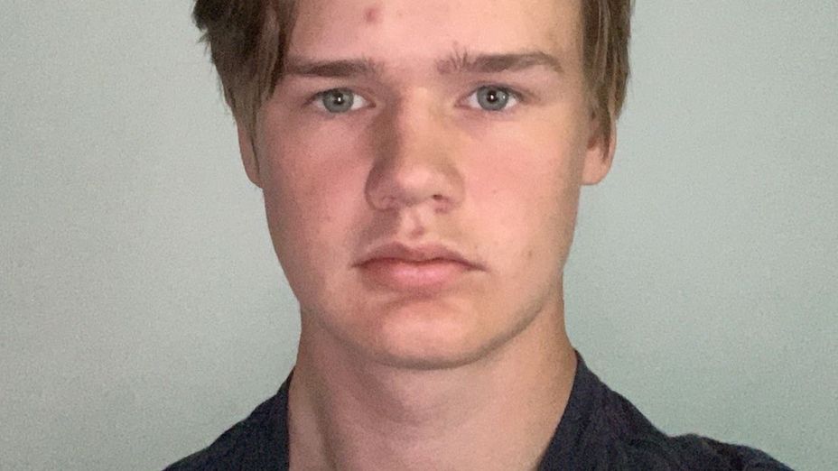 En porträttbild på eleven Hugo mot en vit bakgrund.
