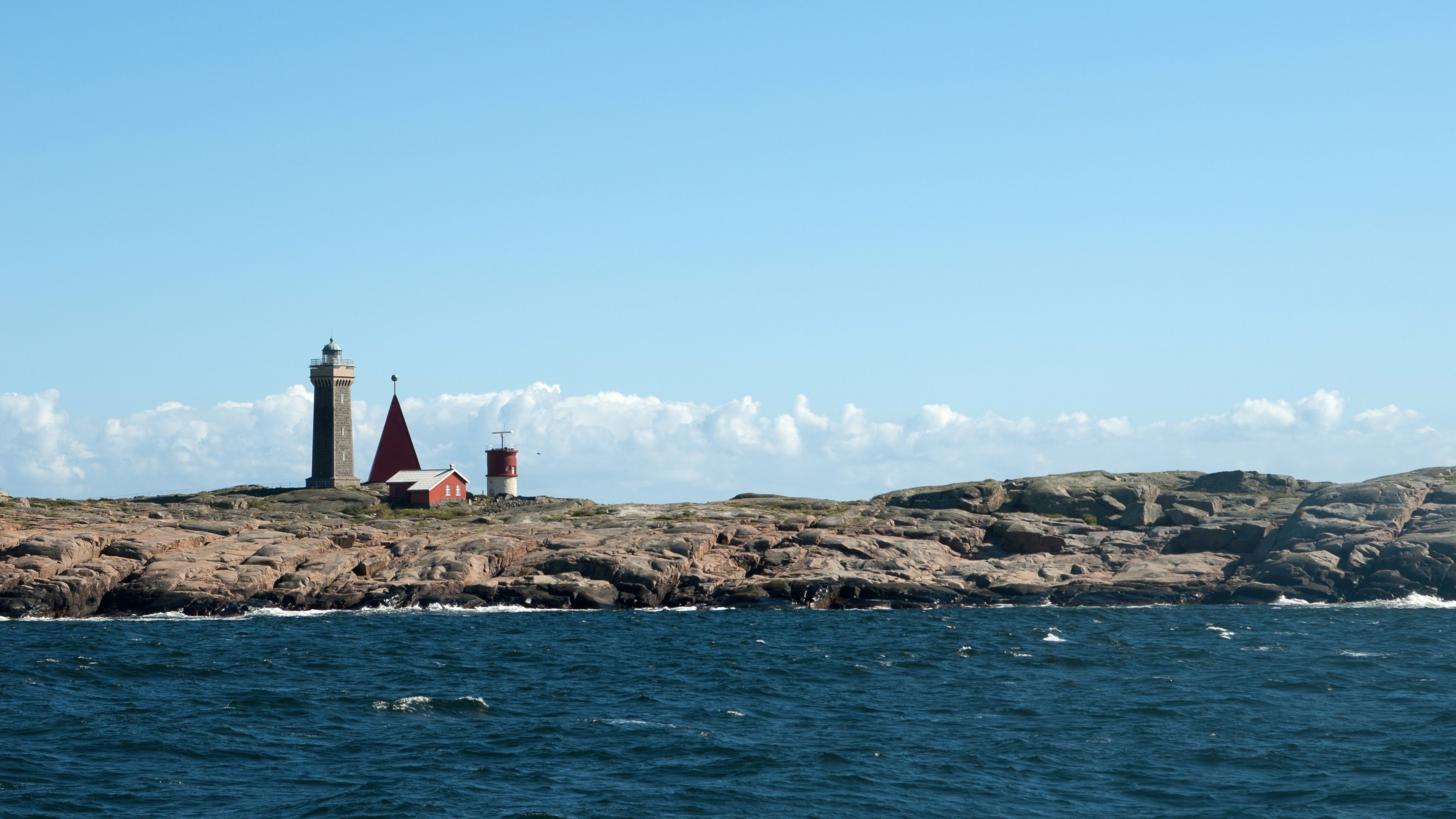 Vinga fyr i bakgrunden med havet framför