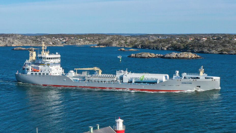 Tankfartyget Ternfors till sjöss i en skärgård med en fyr i förgrunden